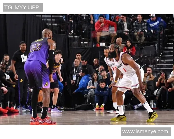 2000年湖人与快船的激烈对决回顾及其对洛杉矶篮球的影响分析